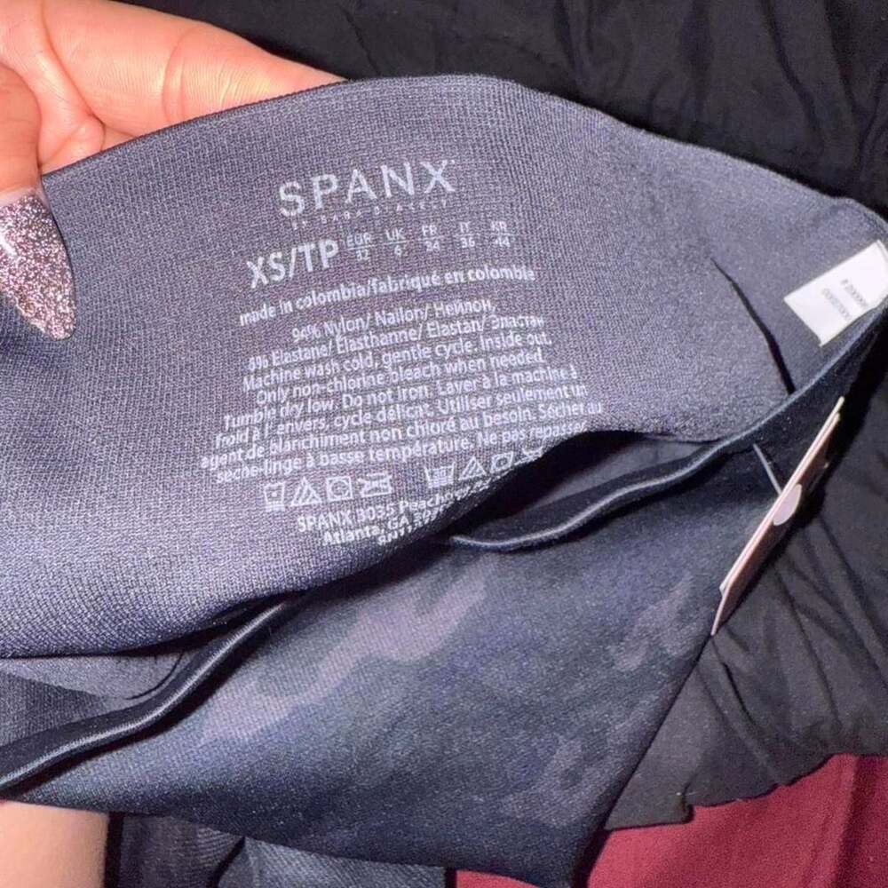 Spanx Cropped Leggings Size XS/TP Black Camo Print